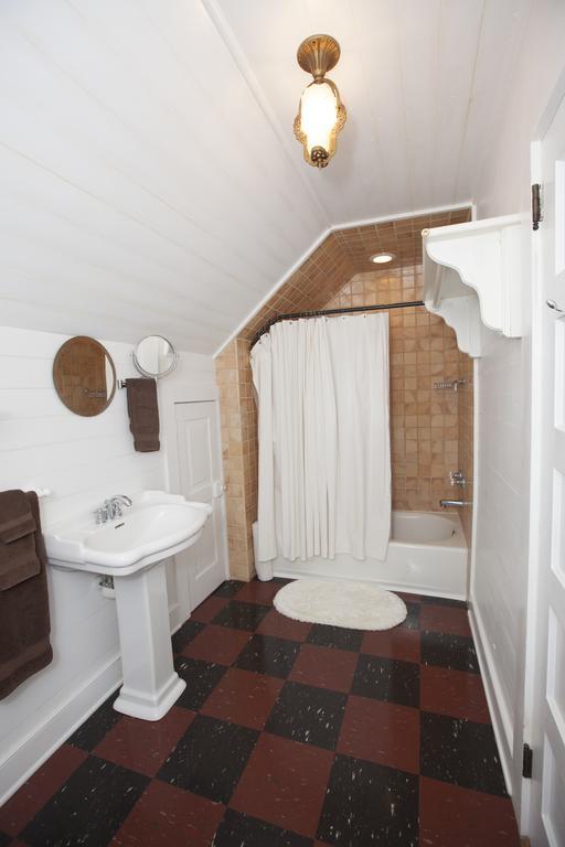Cameron House Inn Мантео Екстериор снимка