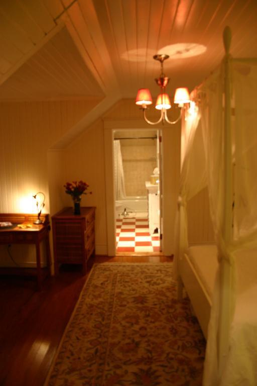 Cameron House Inn Мантео Екстериор снимка