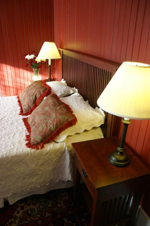 Cameron House Inn Мантео Екстериор снимка