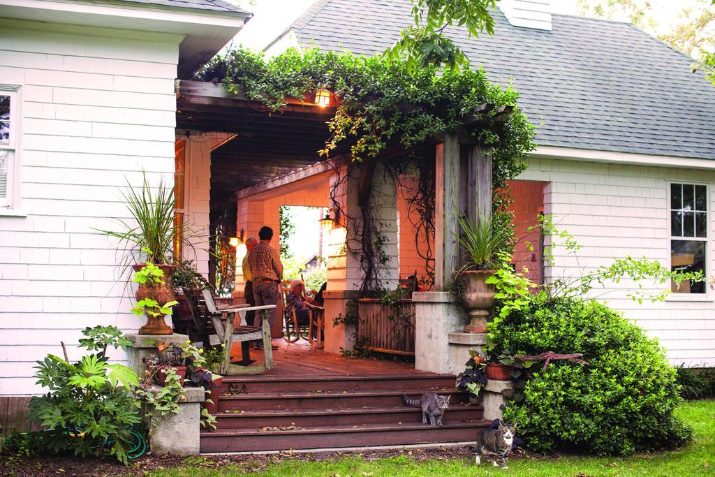 Cameron House Inn Мантео Екстериор снимка