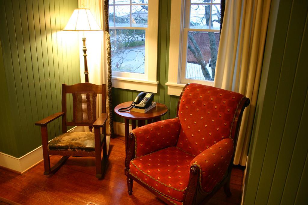 Cameron House Inn Мантео Екстериор снимка
