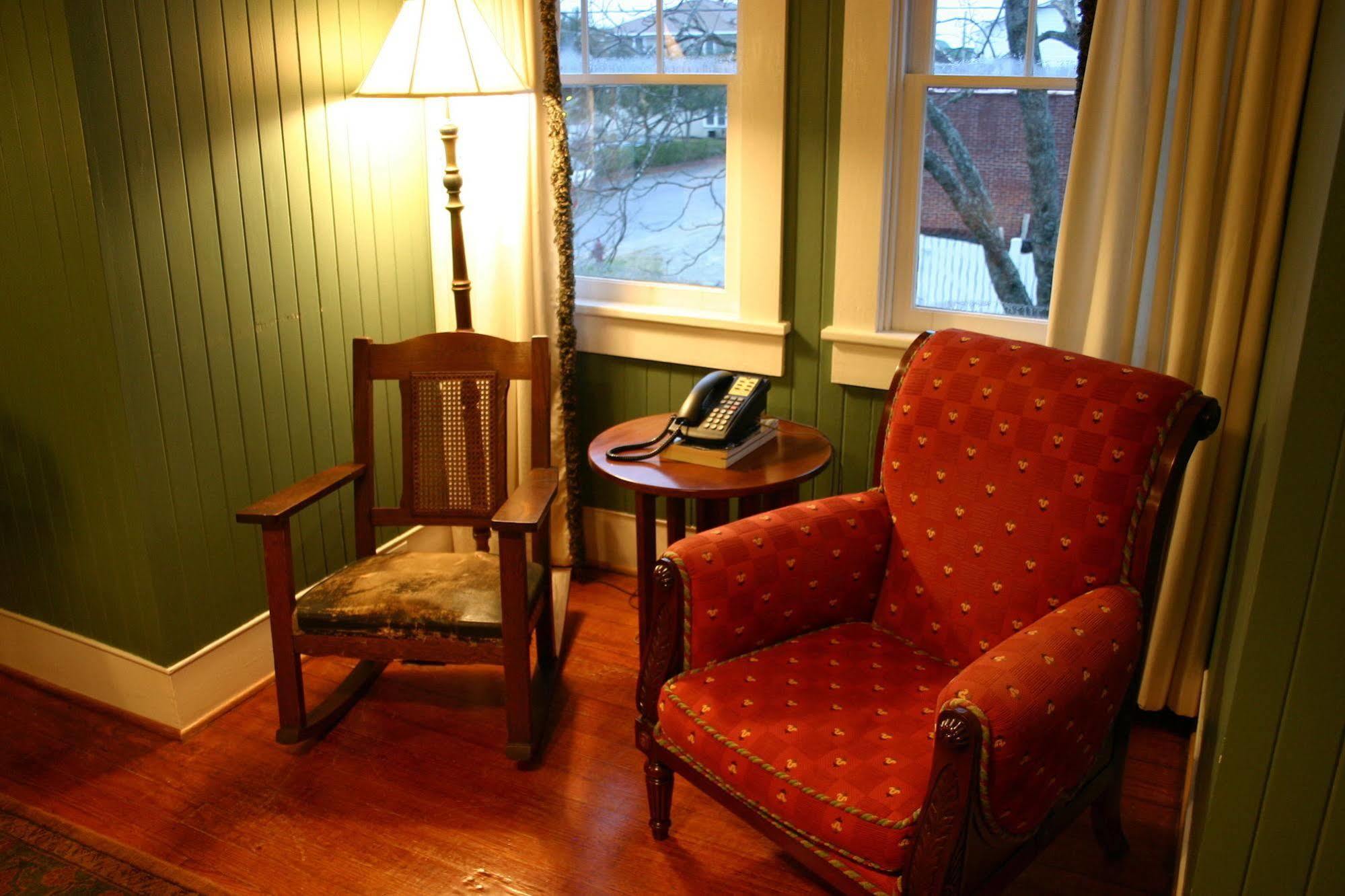 Cameron House Inn Мантео Екстериор снимка