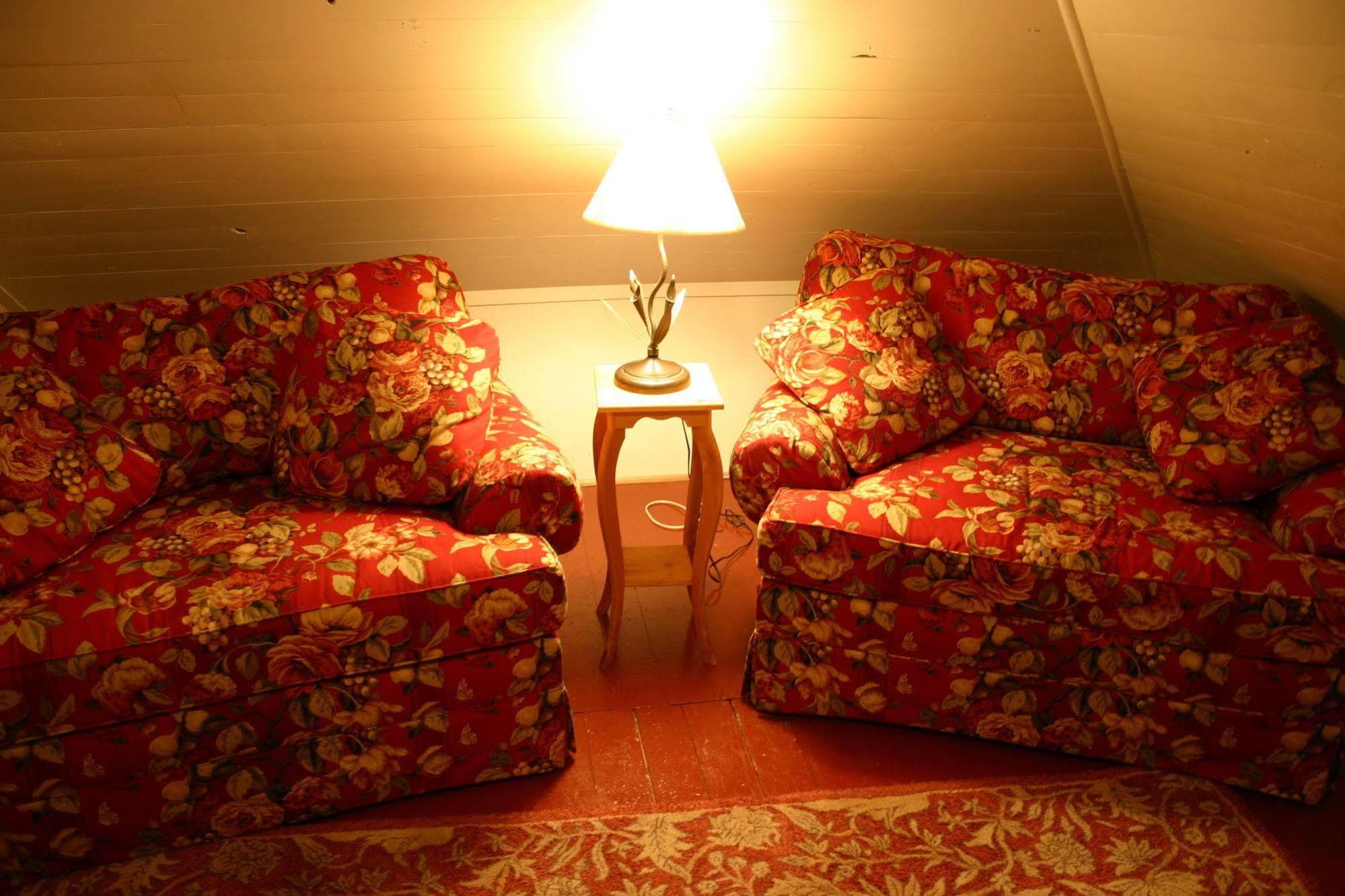 Cameron House Inn Мантео Екстериор снимка
