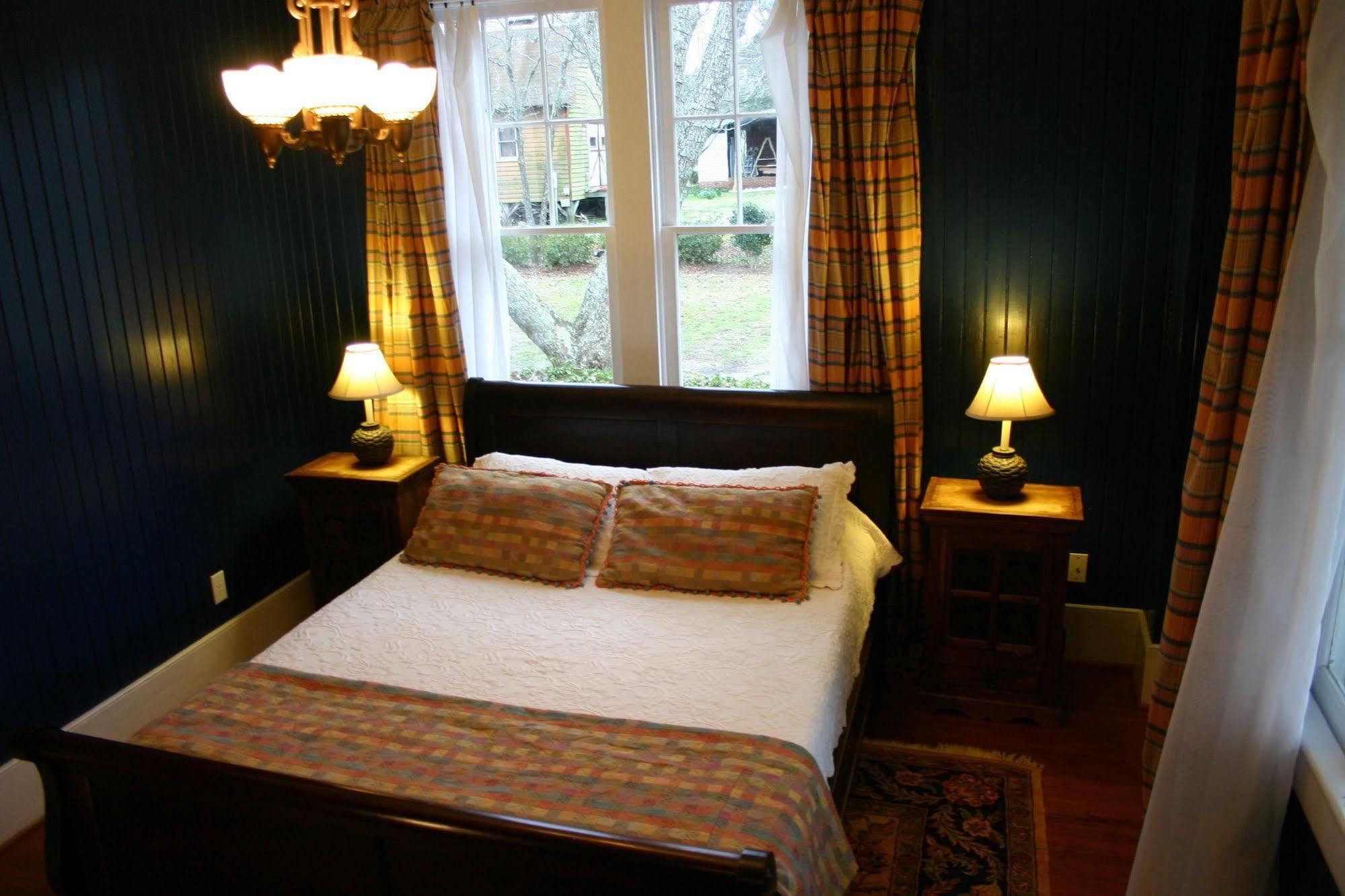 Cameron House Inn Мантео Екстериор снимка
