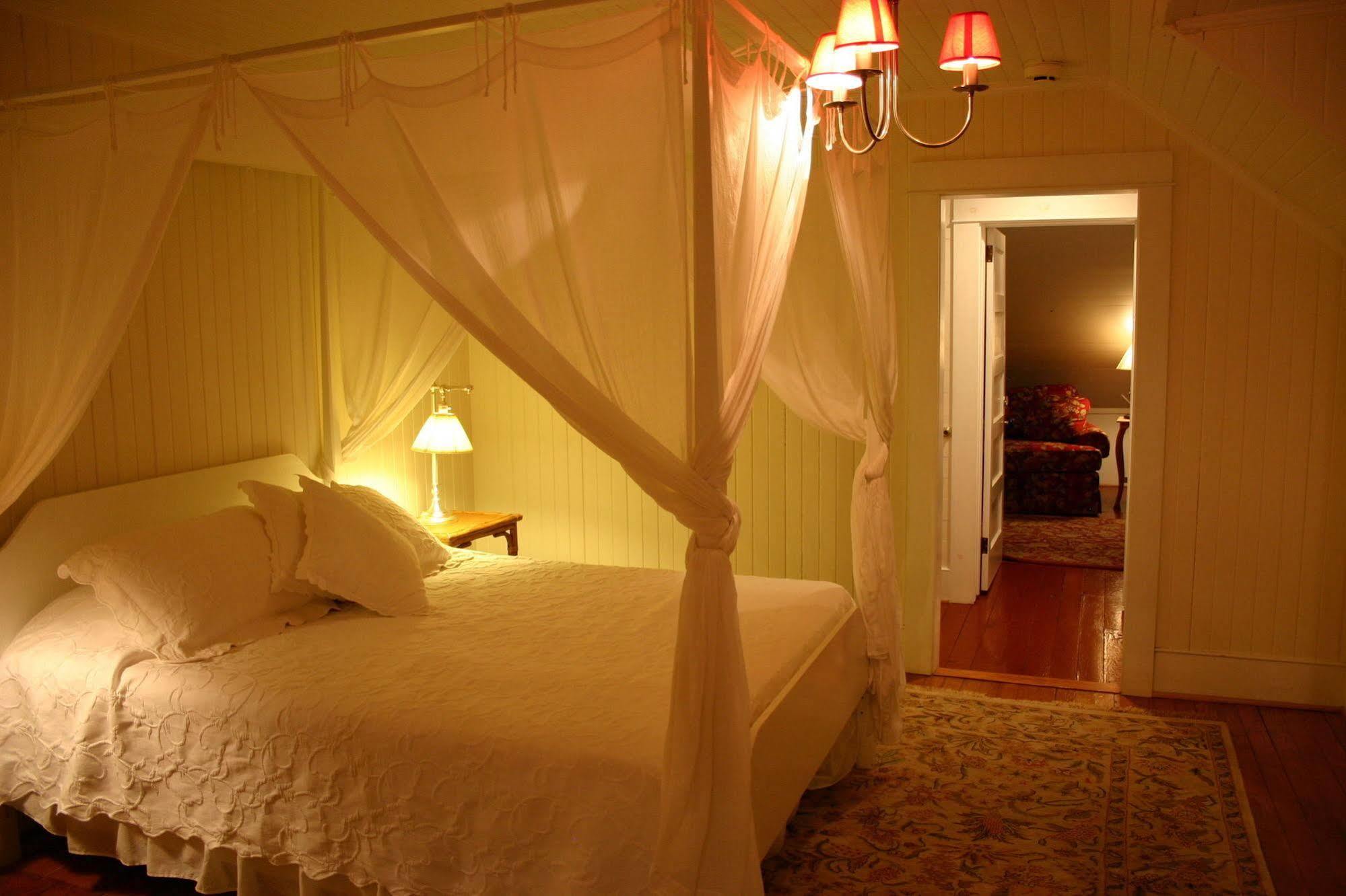Cameron House Inn Мантео Екстериор снимка
