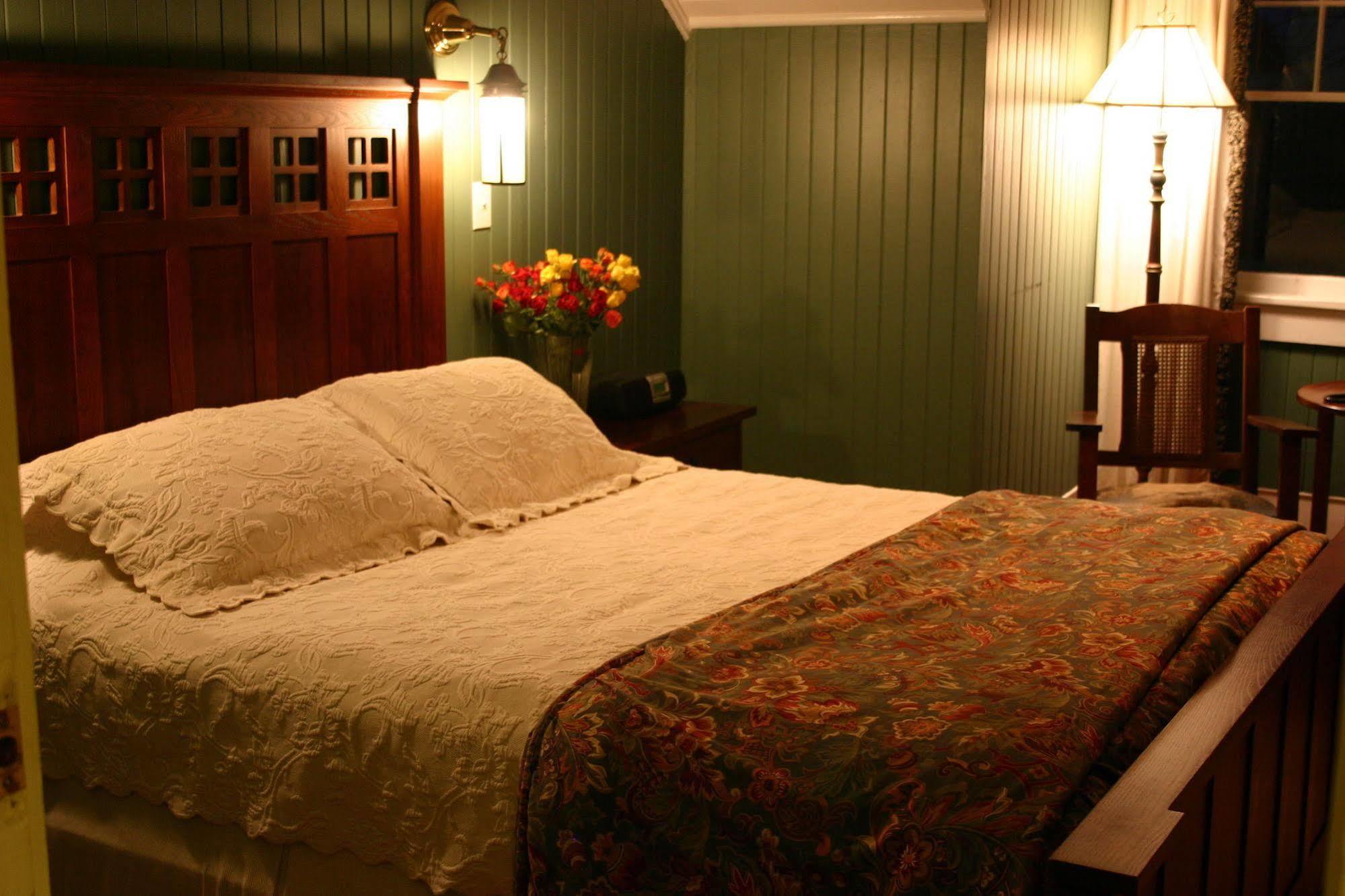 Cameron House Inn Мантео Екстериор снимка