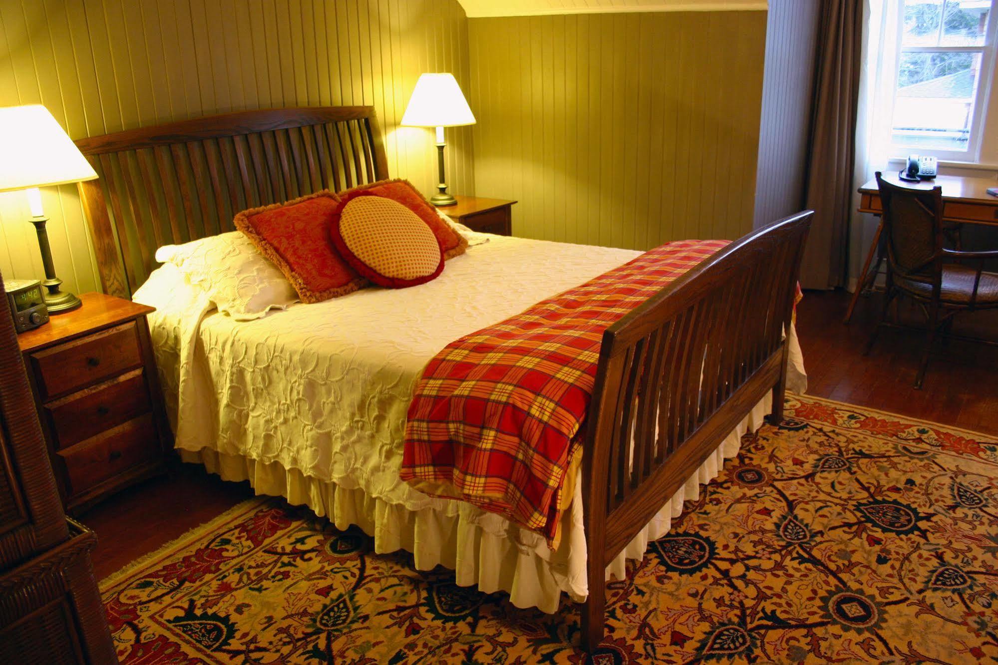 Cameron House Inn Мантео Екстериор снимка