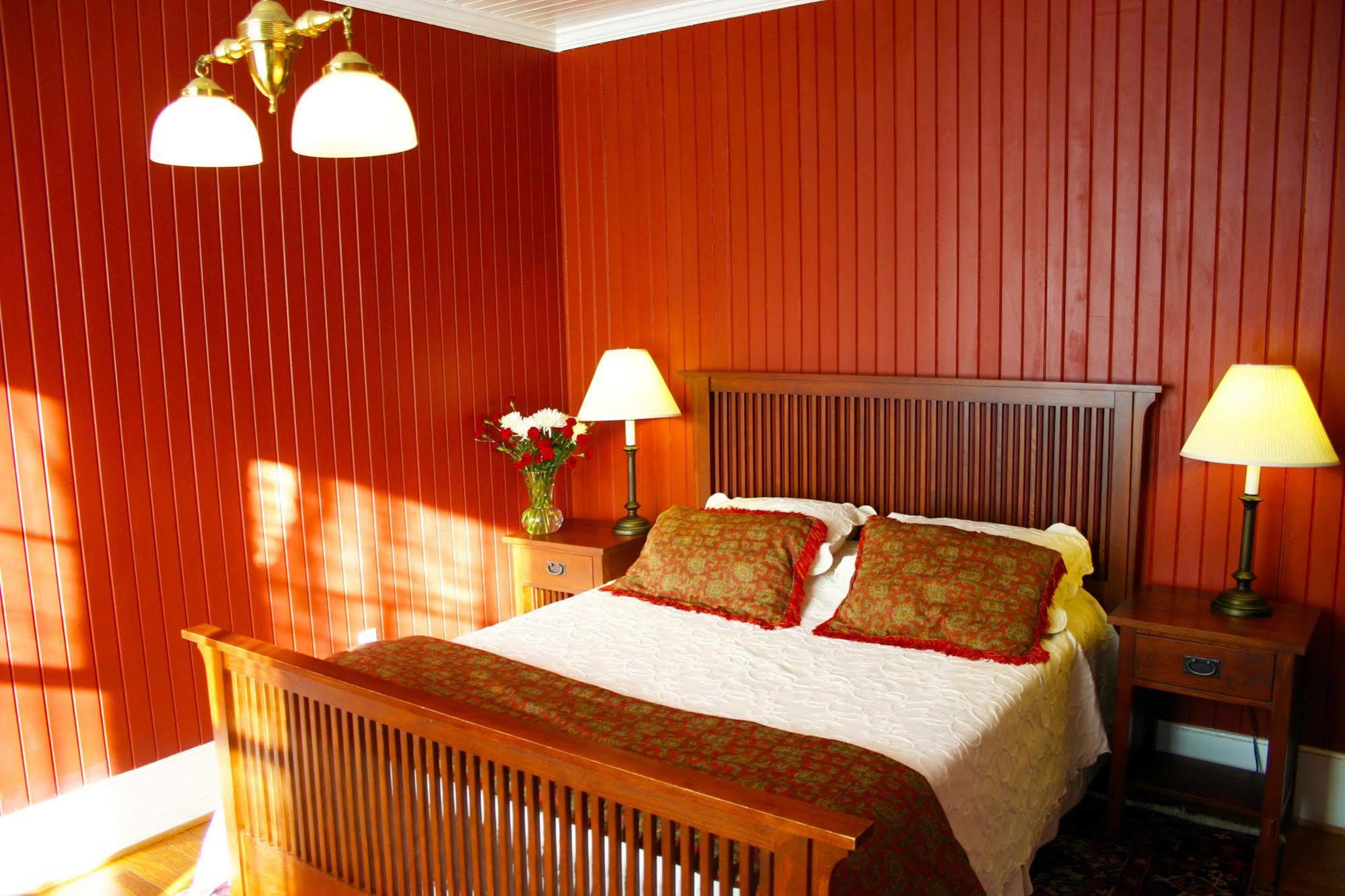 Cameron House Inn Мантео Екстериор снимка