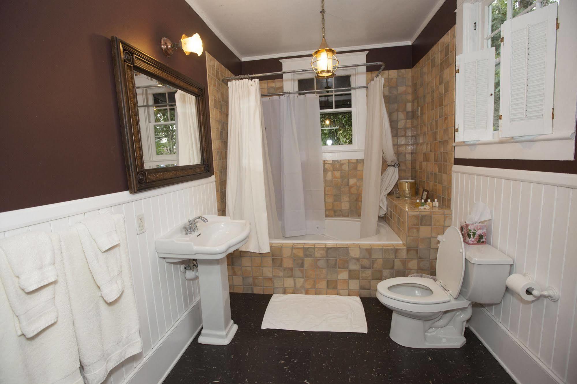 Cameron House Inn Мантео Екстериор снимка