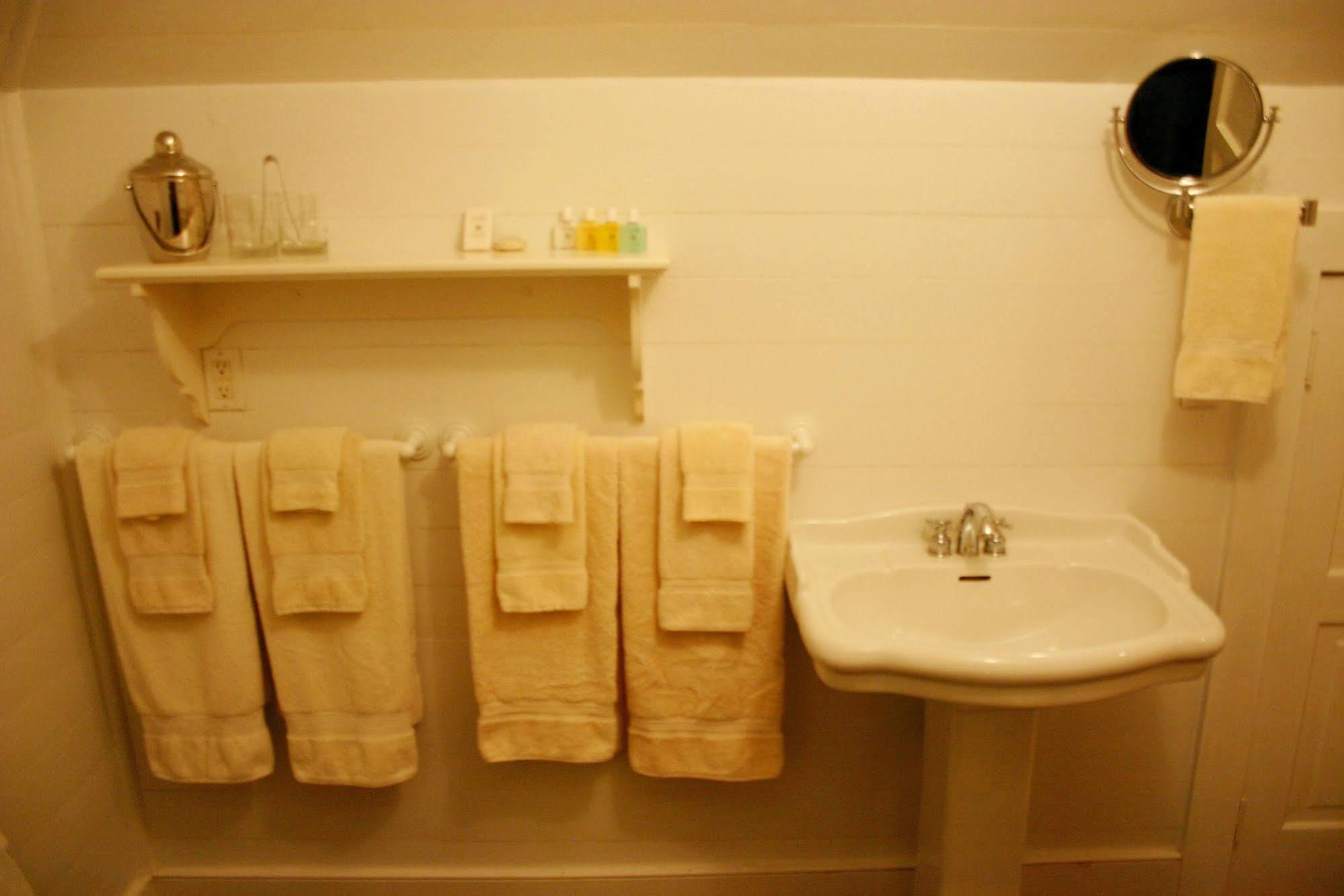 Cameron House Inn Мантео Екстериор снимка