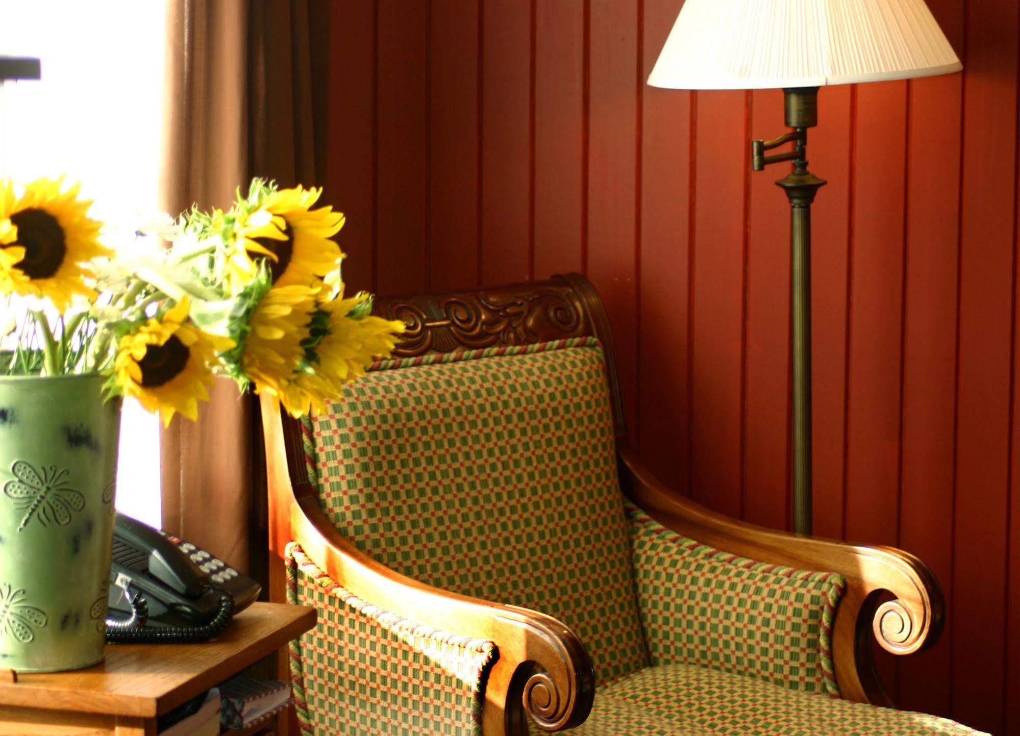 Cameron House Inn Мантео Екстериор снимка
