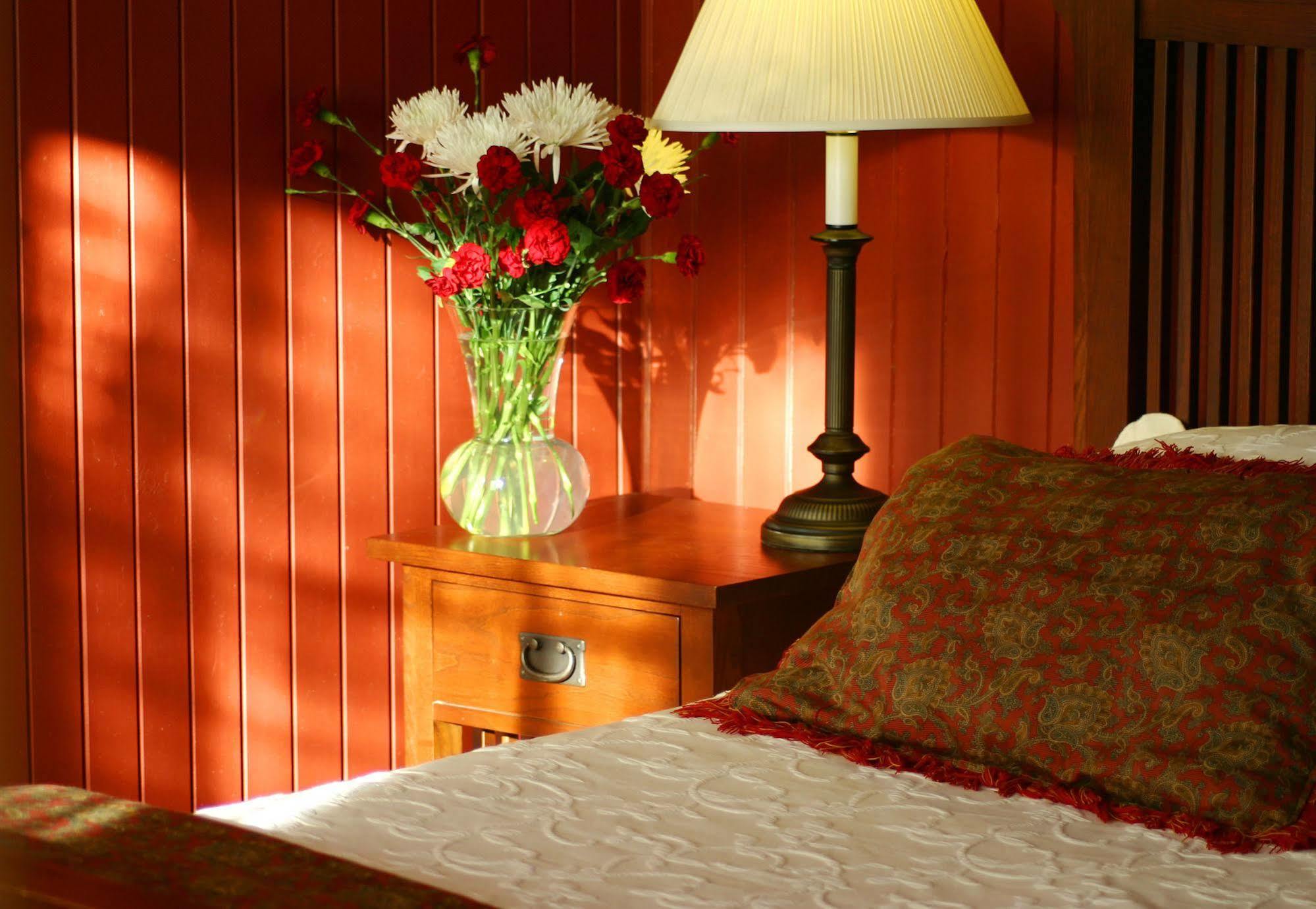 Cameron House Inn Мантео Екстериор снимка