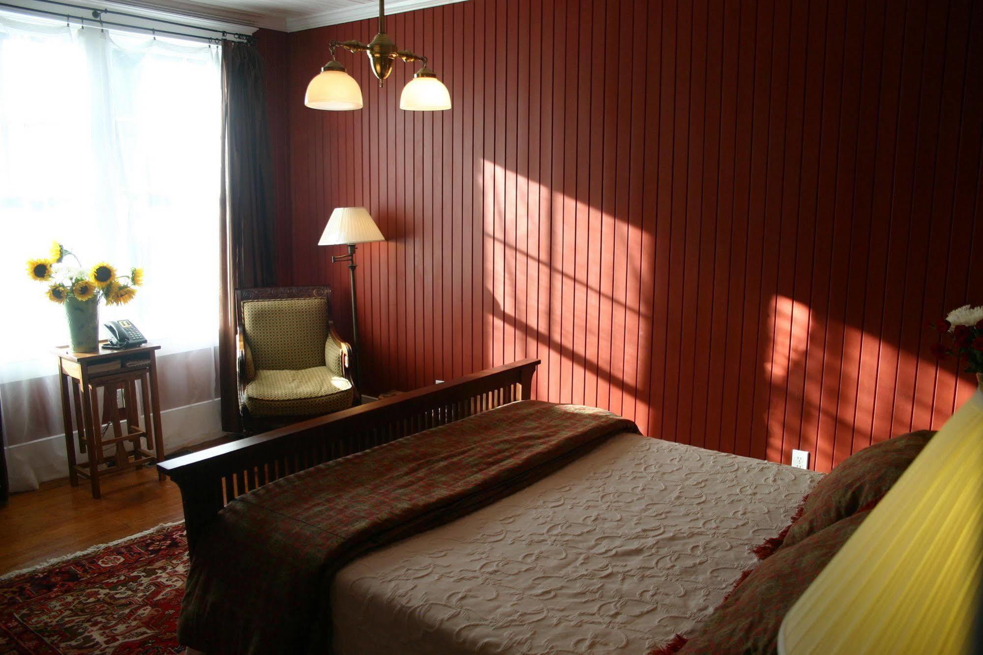 Cameron House Inn Мантео Екстериор снимка