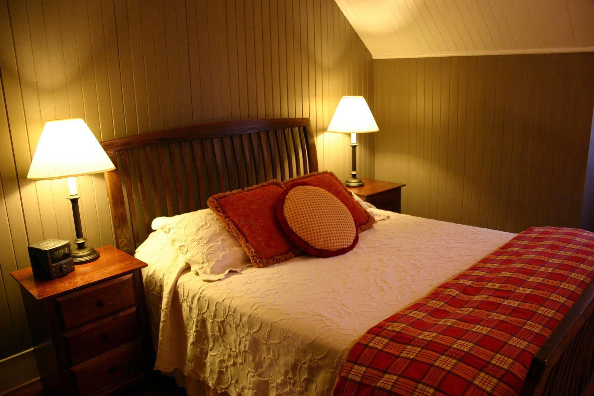 Cameron House Inn Мантео Екстериор снимка