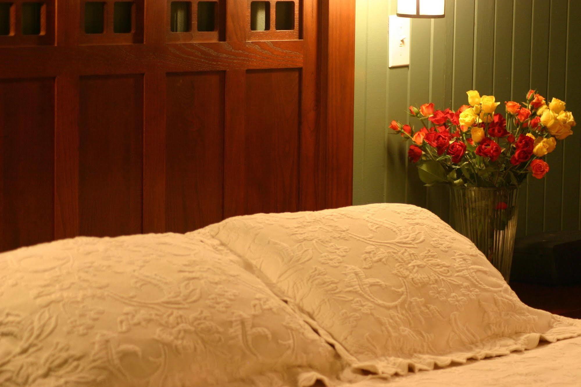 Cameron House Inn Мантео Екстериор снимка